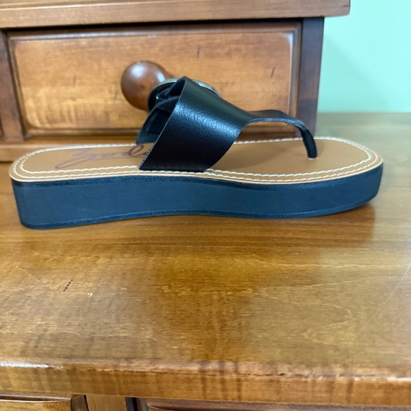 NEW Zodiac Women's Jadon T-Strap Buckled
Platform Sandals thong silver buckle - Picture 6 of 10